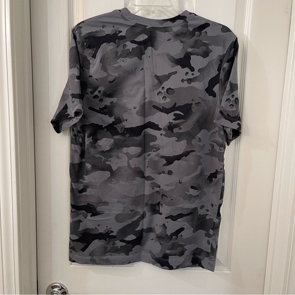Nike Tee - Dri Fit - Gray Camo.  Mens:  Medium. - Picture 2 of 6